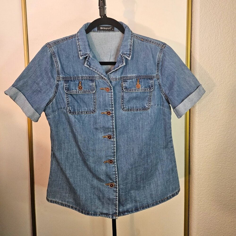 Women's Button Up Collared Short Sleeve Pocket Classic Denim Shirt/Size M